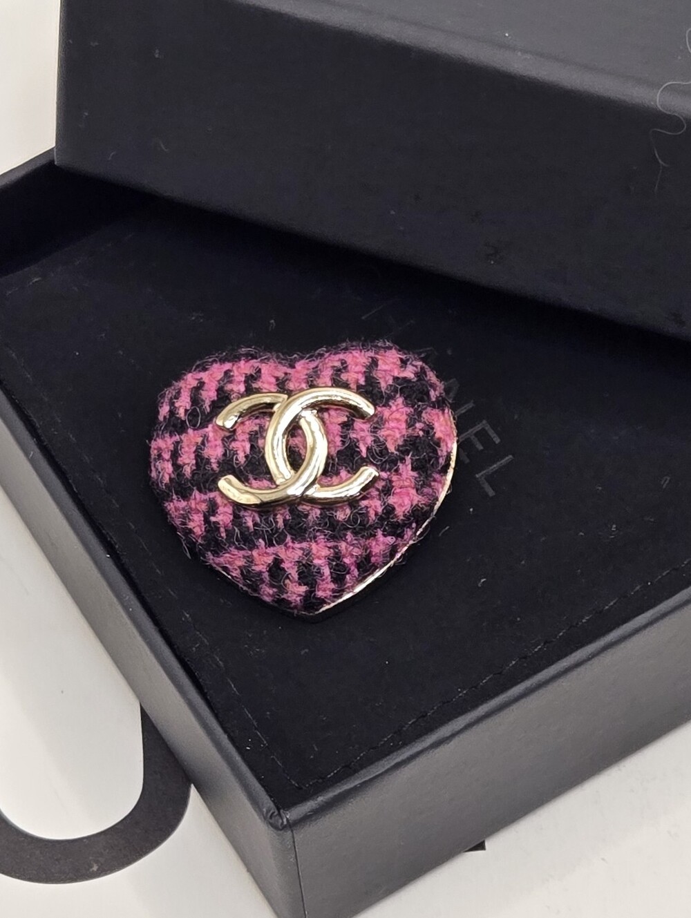 #170 - CHANEL 2022 Tweed Heart Brooch Black & PINK